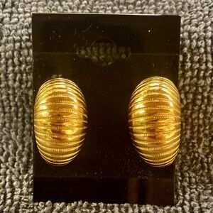 Beautiful Gold Tone Ribbed Clip on Monet earrings